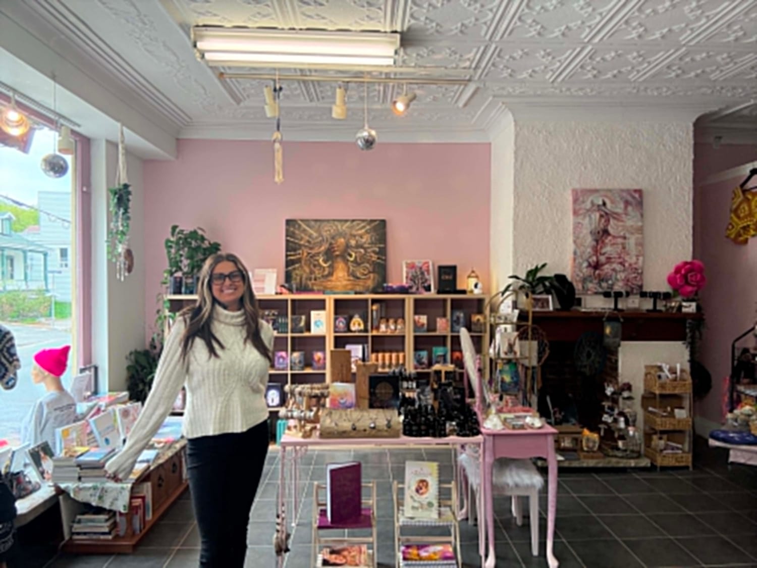 Sabrina Cloutier dans sa boutique Rose Mystique, à Lévis